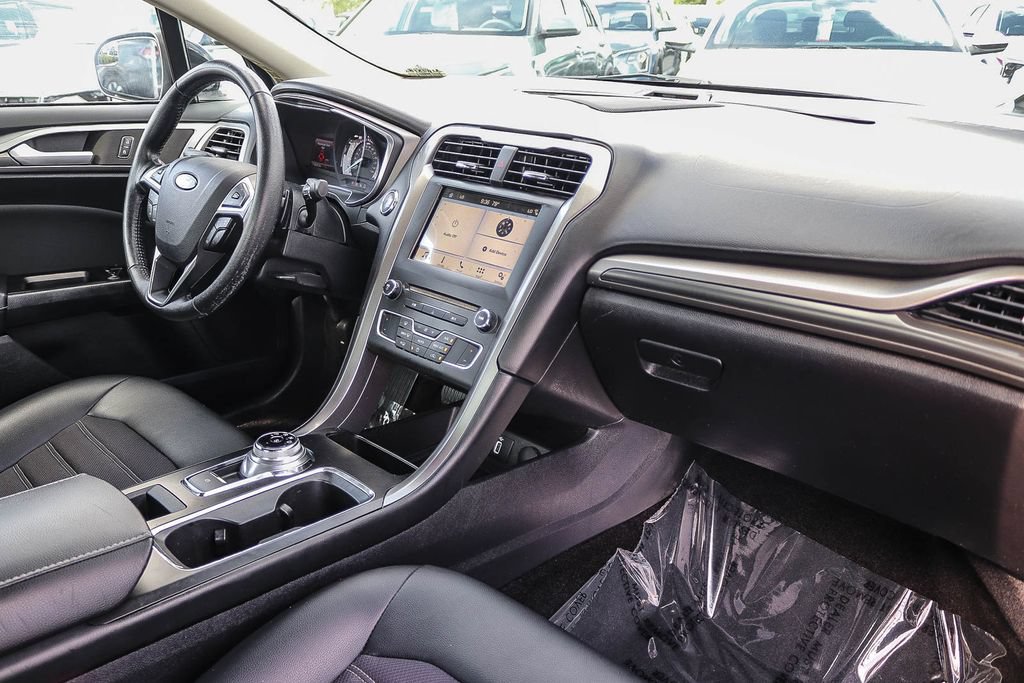 Used 2017 Ford Fusion SE w/ Equipment Group 201A FWD image 16