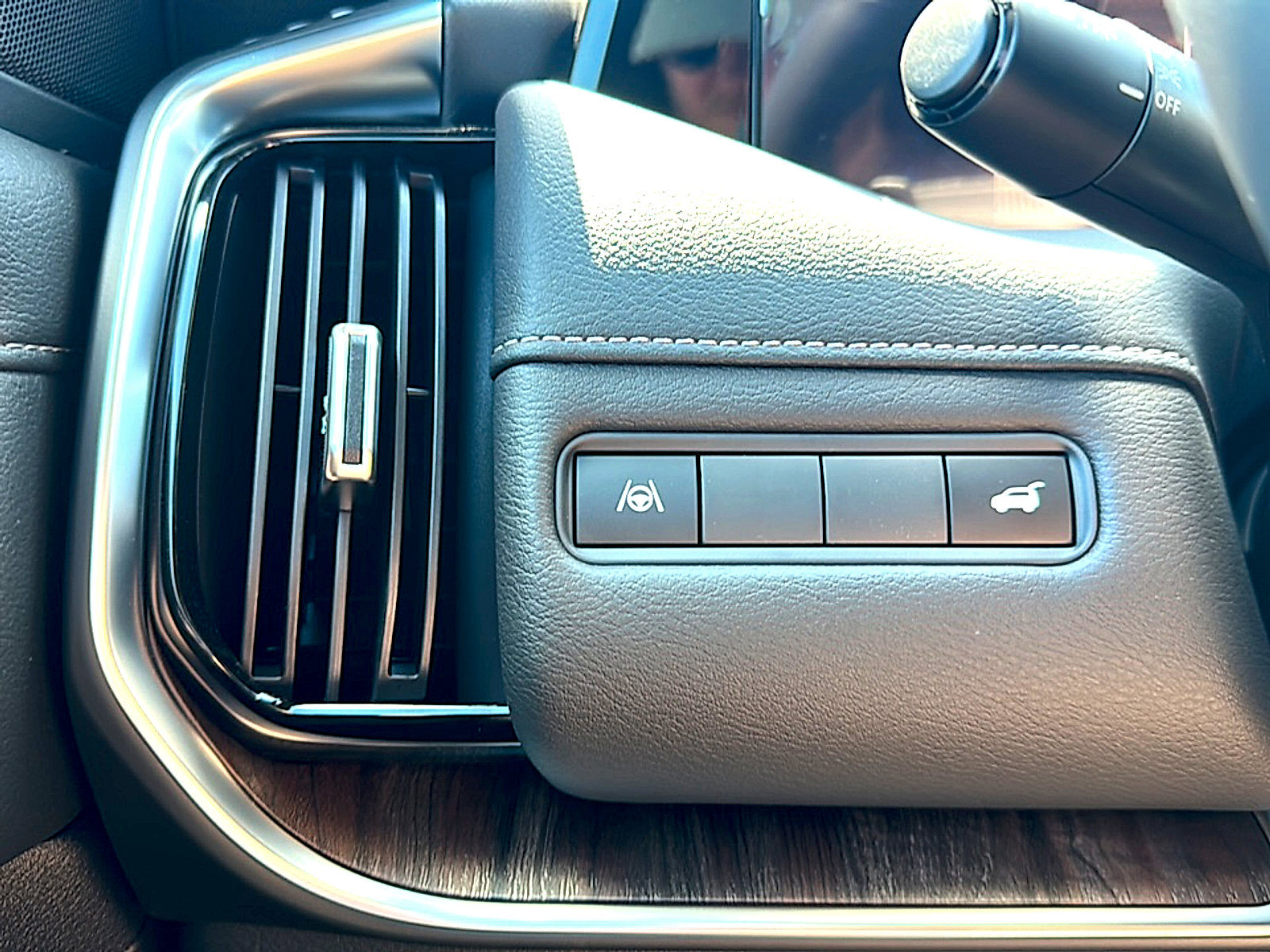 New 2026 Nissan Armada SL w/ Captain's Chari Seat Package image 27