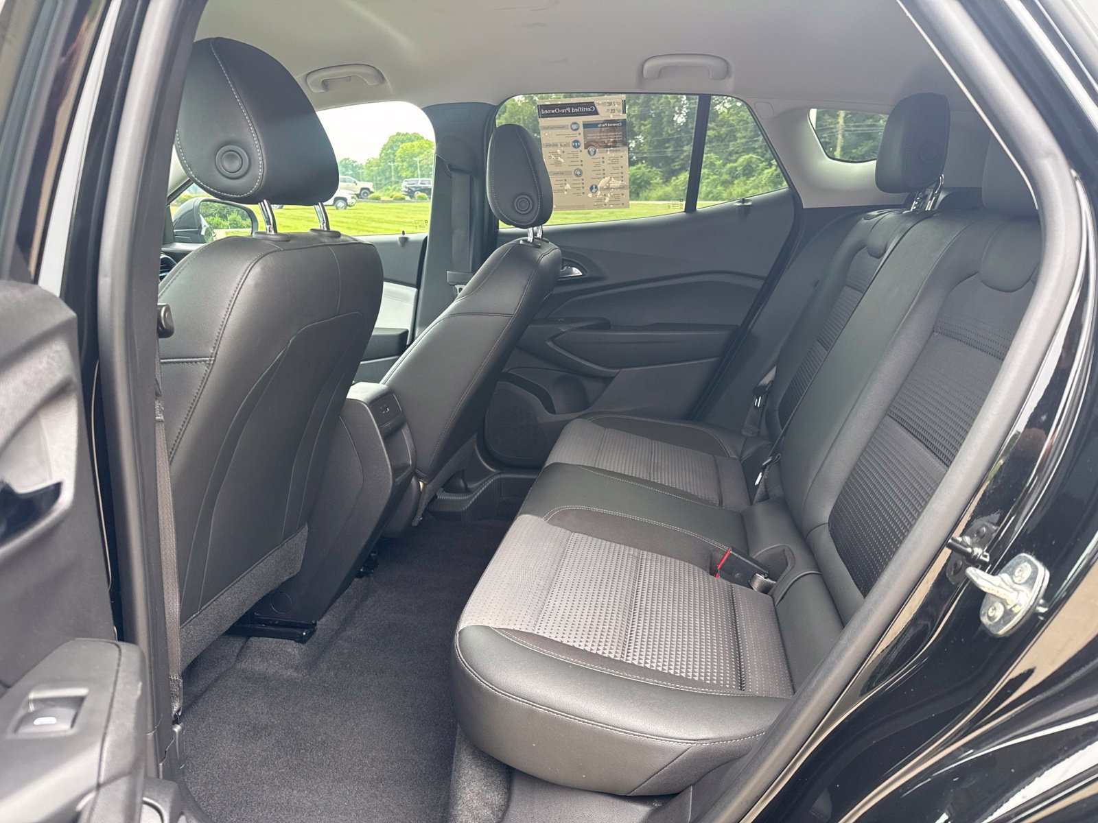 Used 2025 Chevrolet Trax LT FWD image 13