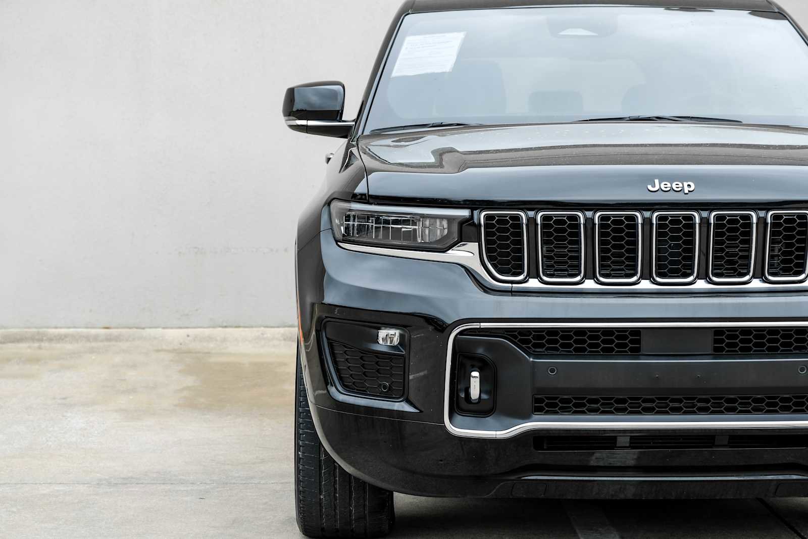 Used 2023 Jeep Grand Cherokee Overland w/ Luxury Tech Group IV AWD/4WD image 49