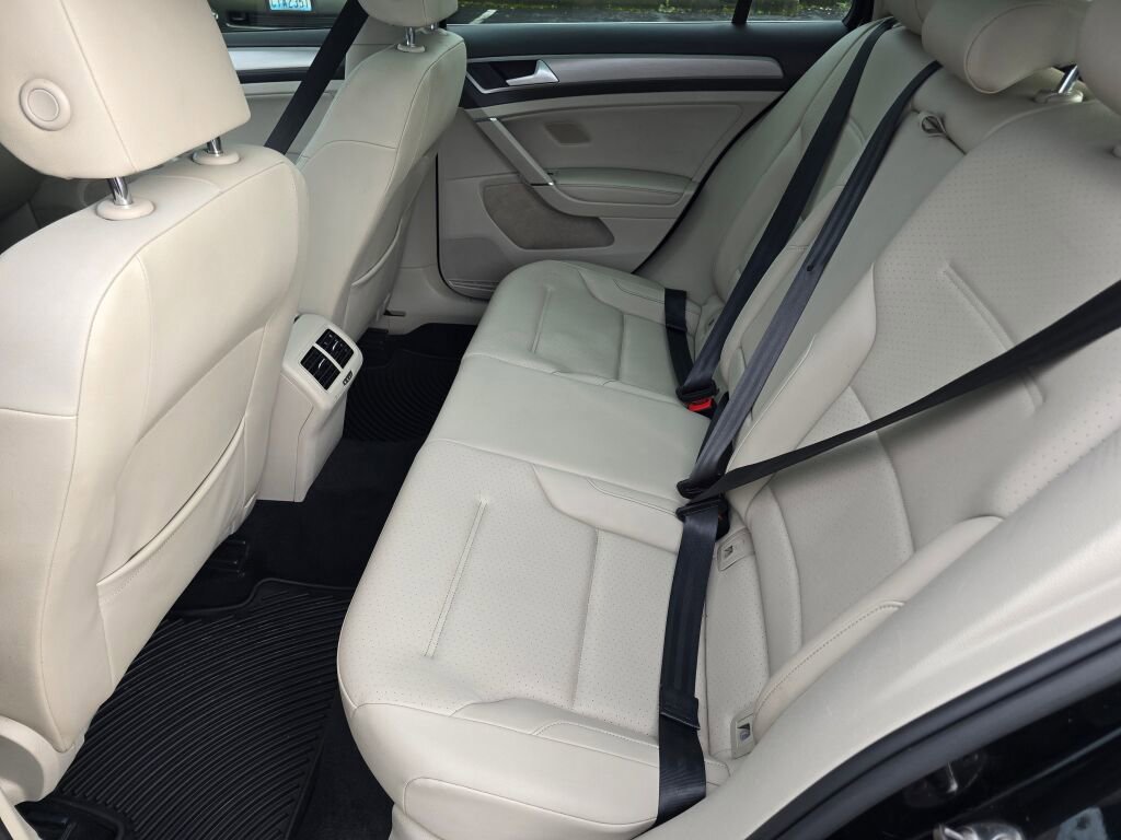 Used 2016 Volkswagen Golf SE image 16