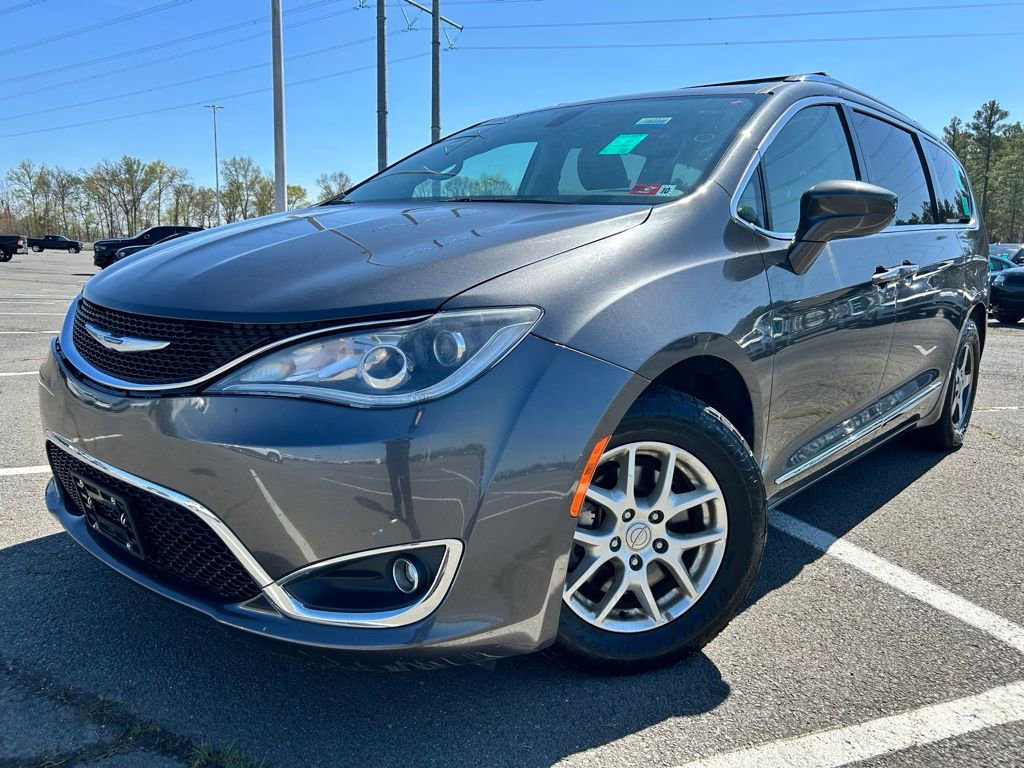 Used 2020 Chrysler Pacifica Touring-L FWD image 2