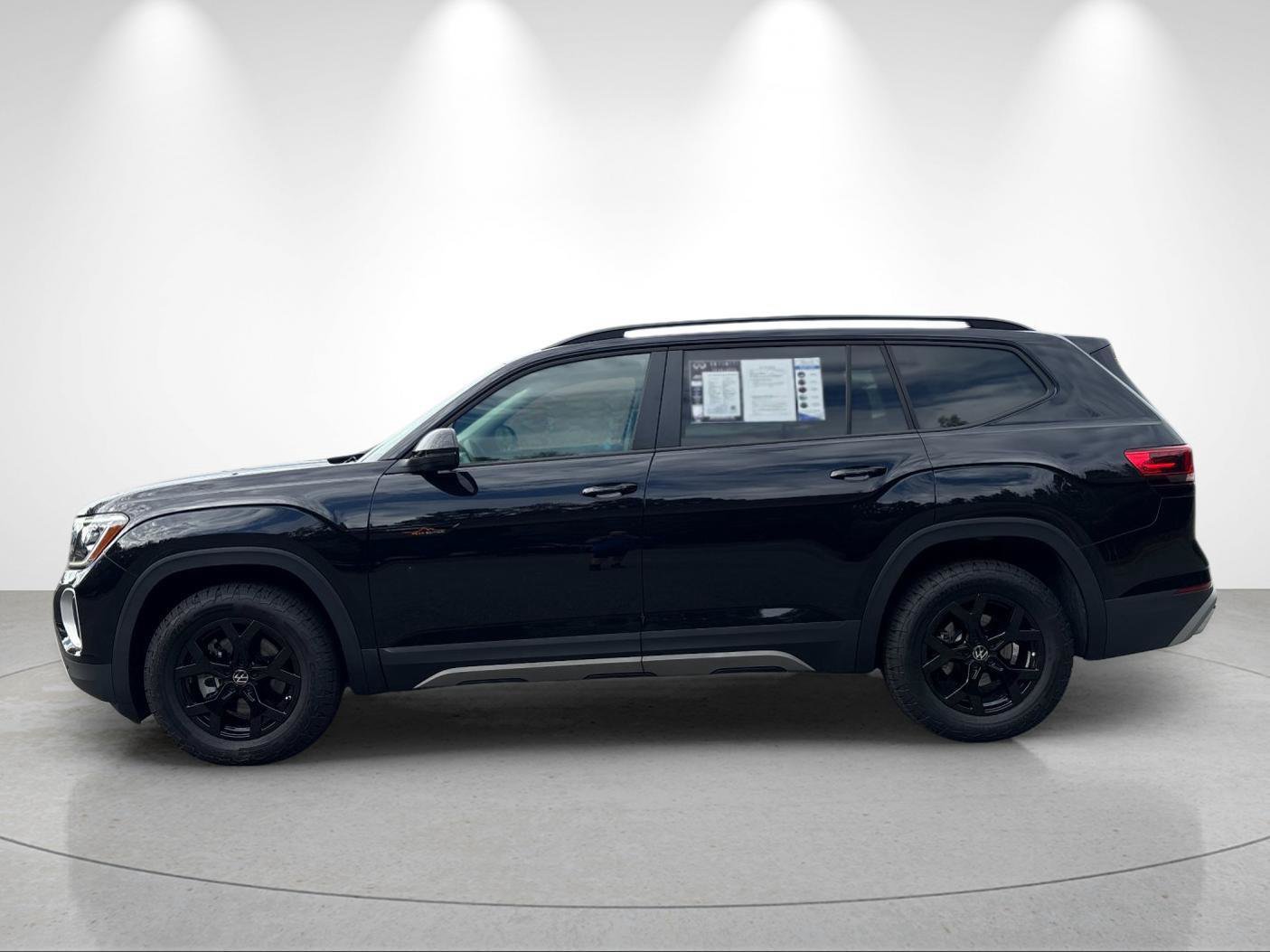 Used 2025 Volkswagen Atlas Peak Edition SE AWD/4WD image 2