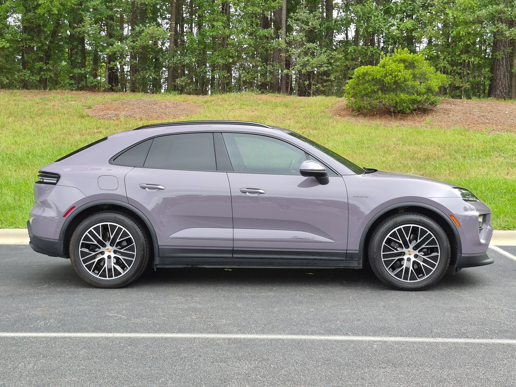 Certified 2025 Porsche Macan 4 Electric AWD/4WD image 33