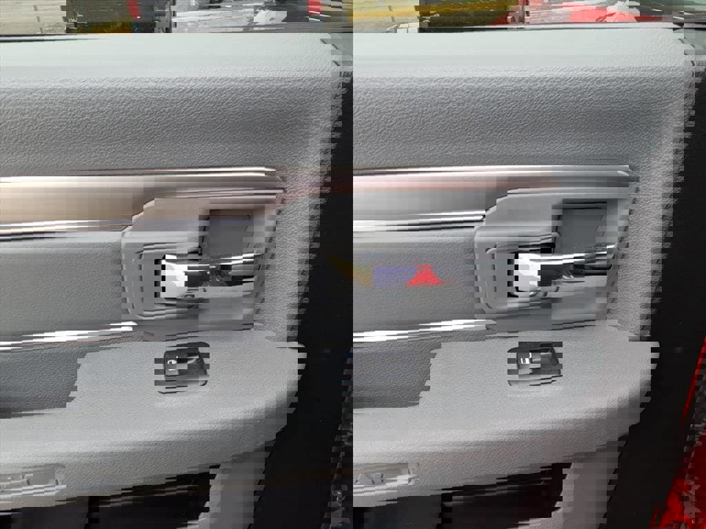 Used 2019 RAM 1500 Classic SLT w/ Luxury Group image 9