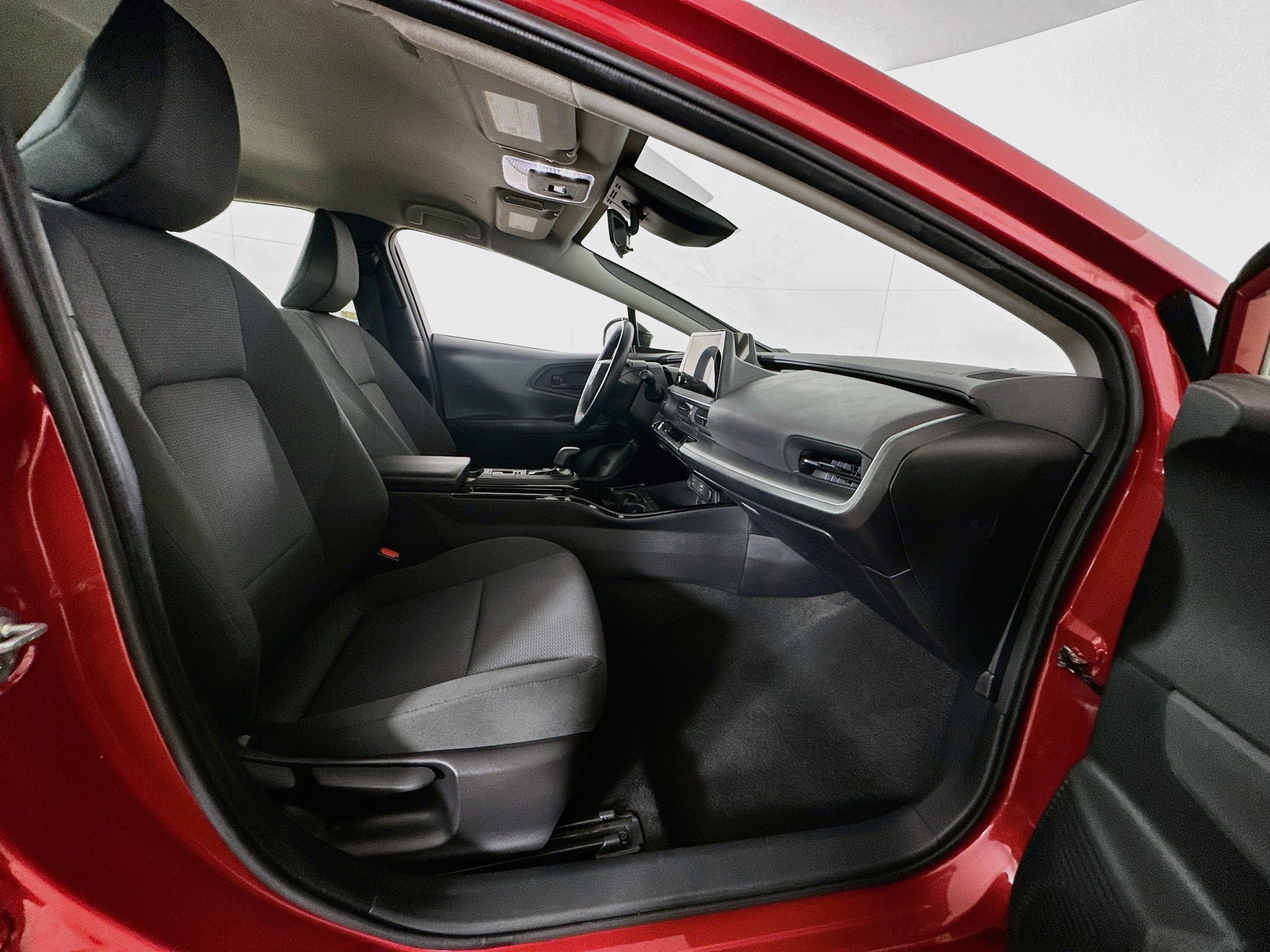 Used 2025 Toyota Prius LE FWD image 29