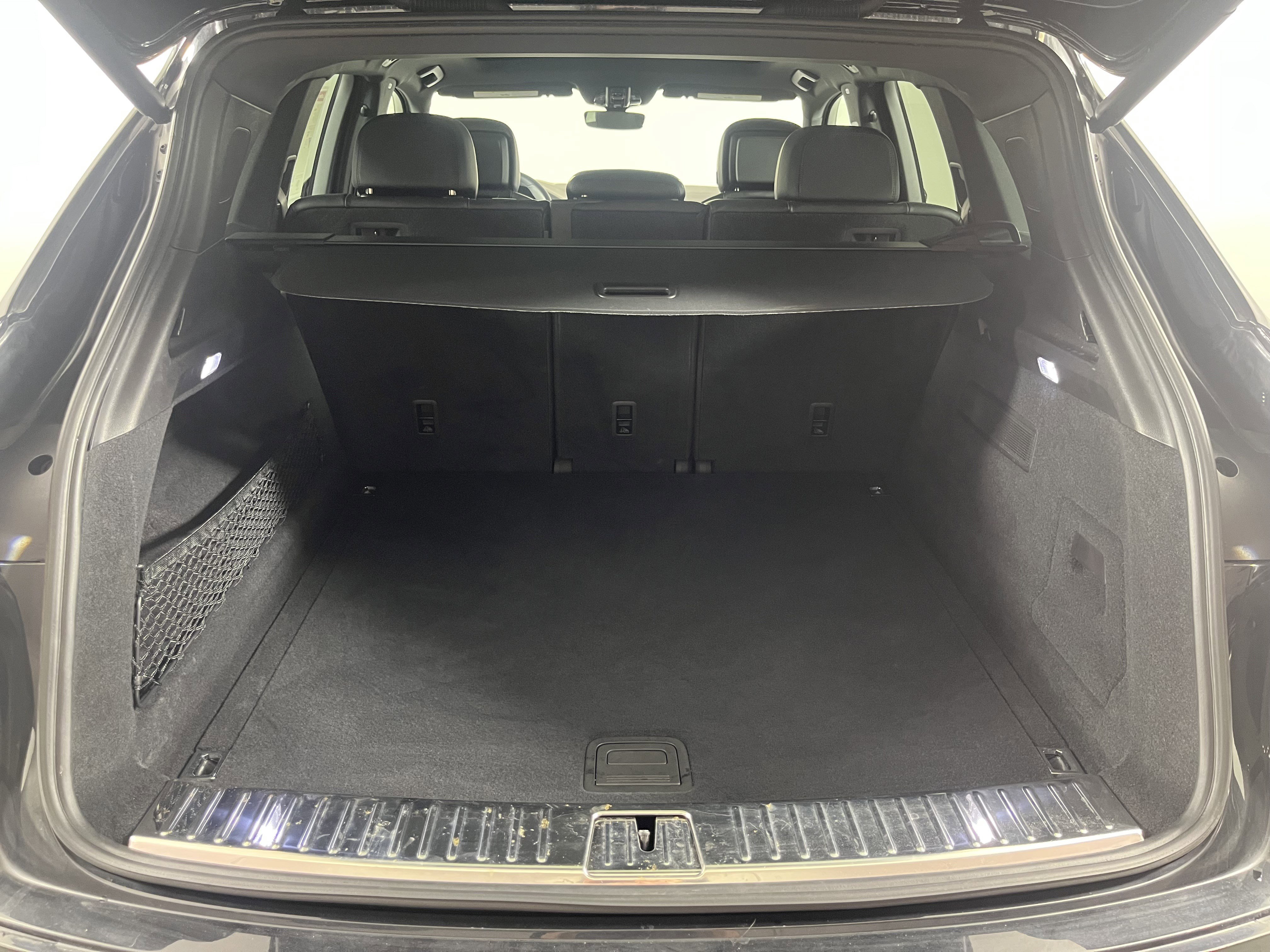 Used 2023 Porsche Cayenne Platinum Edition image 28