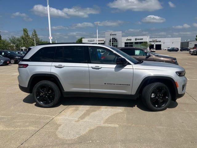 Used 2023 Jeep Grand Cherokee Limited w/ Black Appearance Package AWD/4WD image 5
