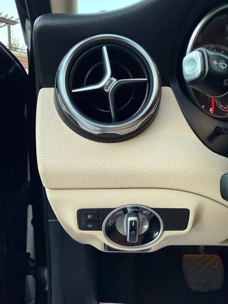 Used 2018 Mercedes-Benz GLA 250 4MATIC image 16