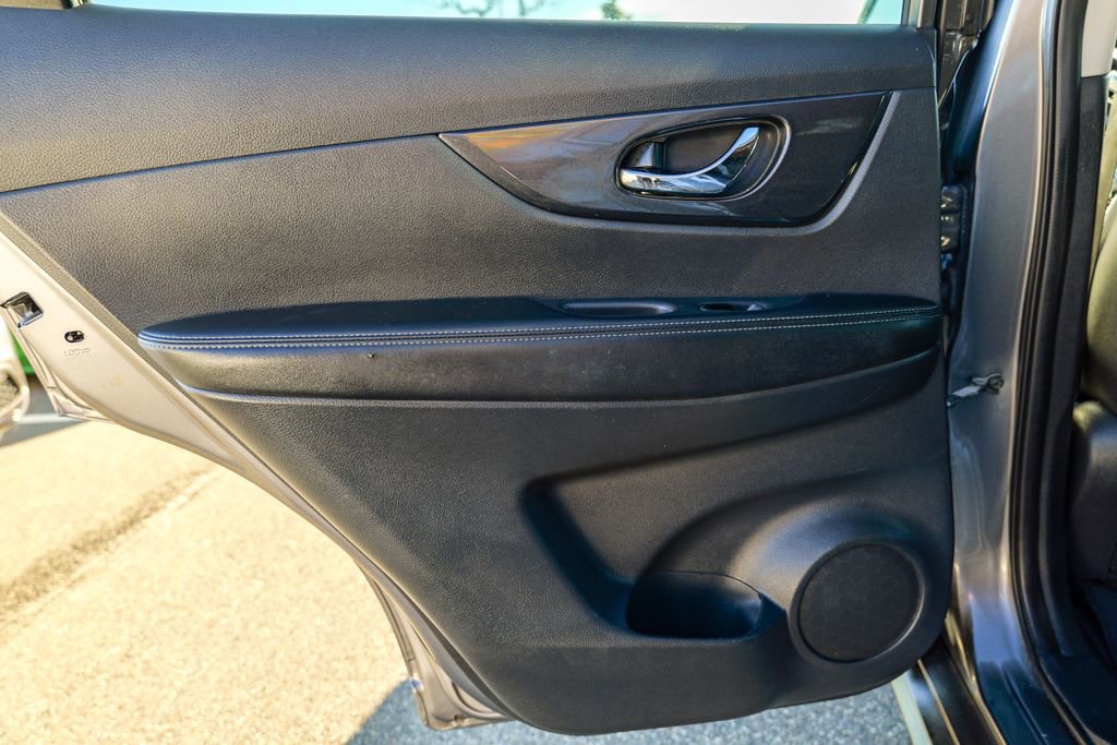 Used 2020 Nissan Rogue SV image 23