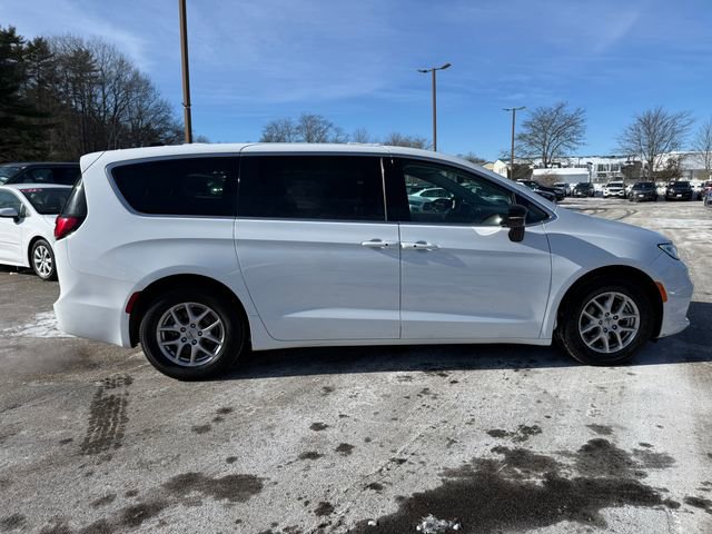 Used 2024 Chrysler Pacifica Touring-L image 5