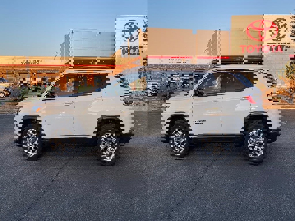 Used 2025 Jeep Compass Latitude image 8