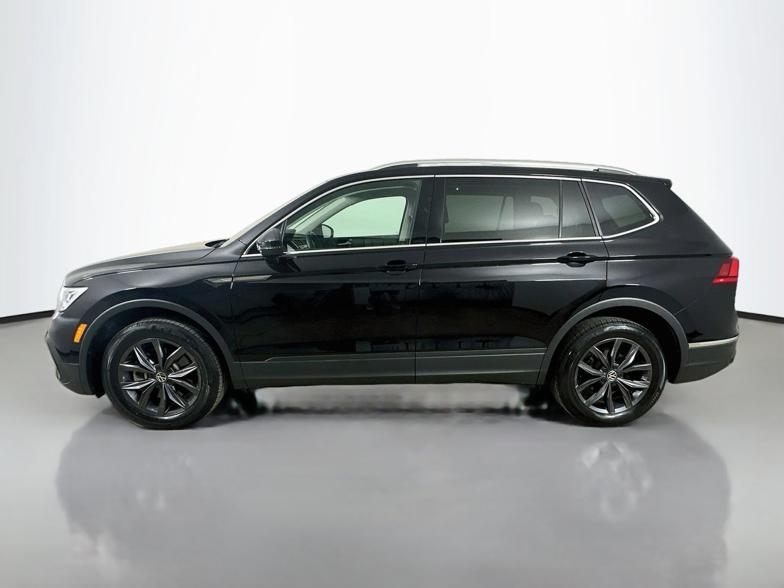 Certified 2023 Volkswagen Tiguan SE w/ Panoramic Sunroof Package AWD/4WD image 8