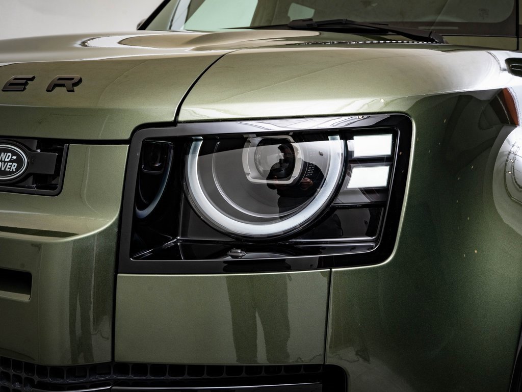 New 2026 Land Rover Defender 110 X-Dynamic SE image 16