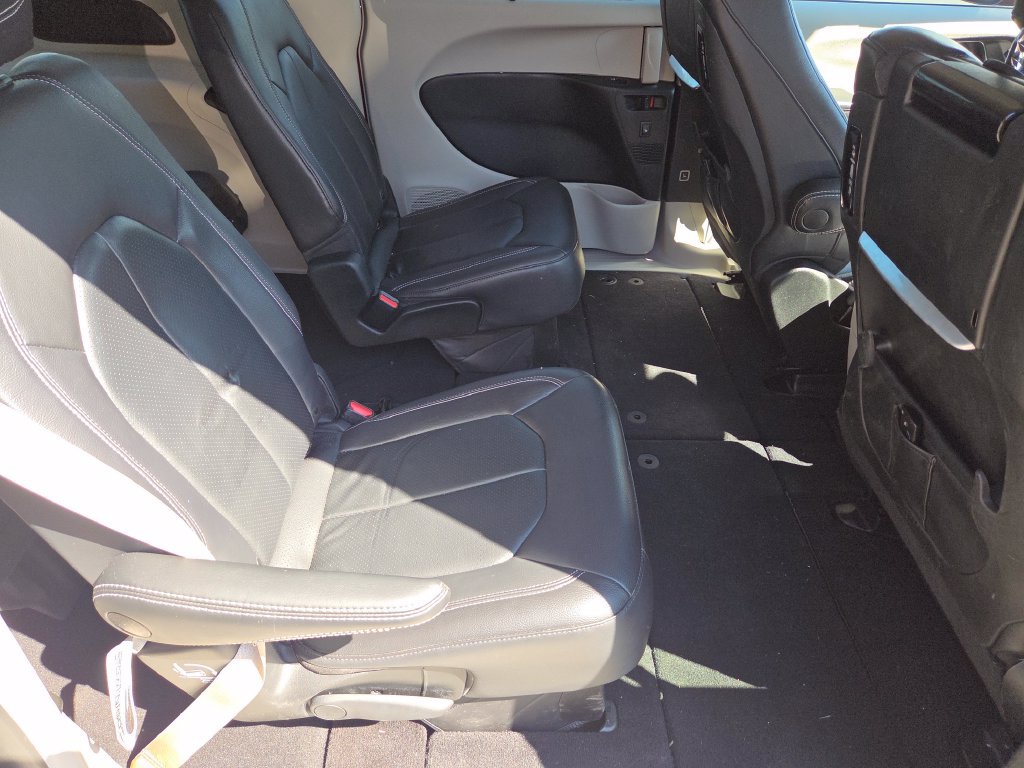 Used 2022 Chrysler Pacifica Touring-L w/ Uconnect Theater Family Group FWD image 26