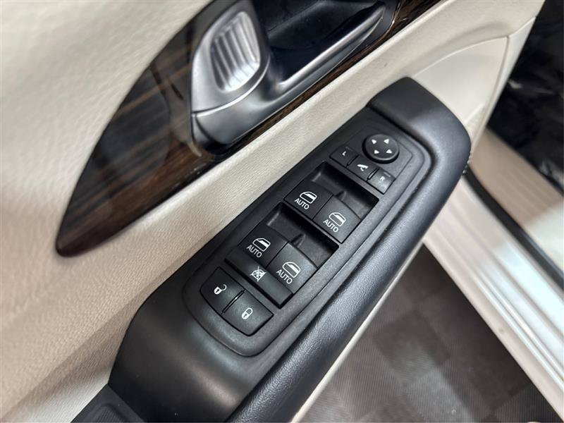 Used 2023 Chrysler Pacifica Limited FWD image 32