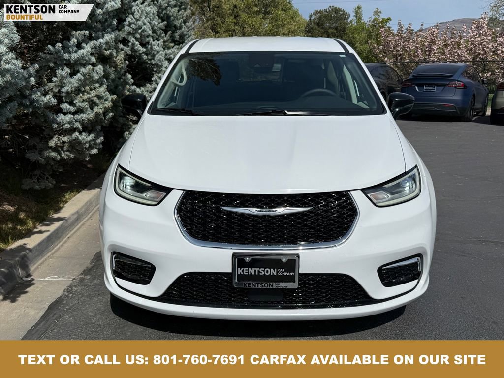 Used 2024 Chrysler Pacifica Select image 2