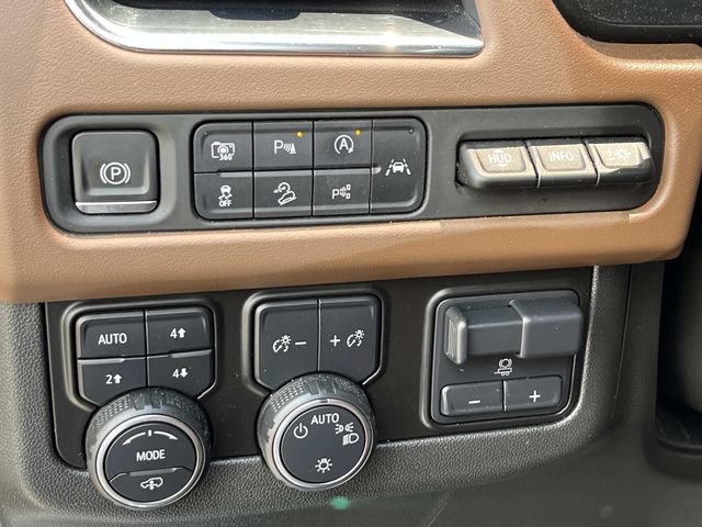 Used 2023 Chevrolet Suburban High Country w/ Advanced Technology Package AWD/4WD image 35