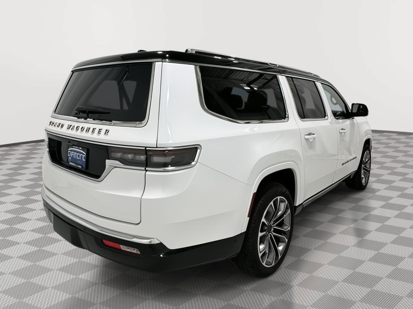 Used 2025 Jeep Grand Wagoneer L Series III w/ Rear-Seat Entertainment Group AWD/4WD image 5