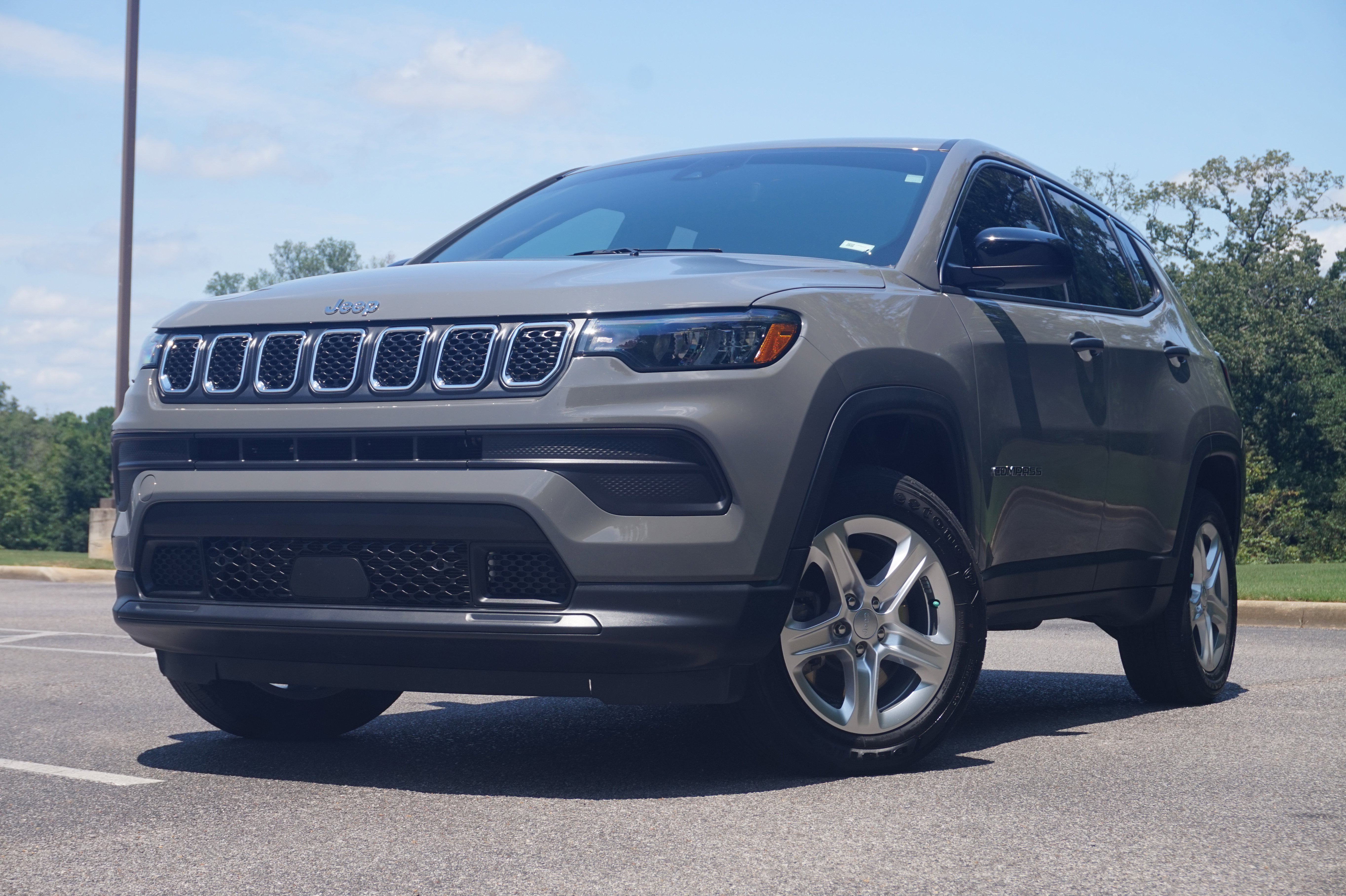 Used 2023 Jeep Compass Sport image 4
