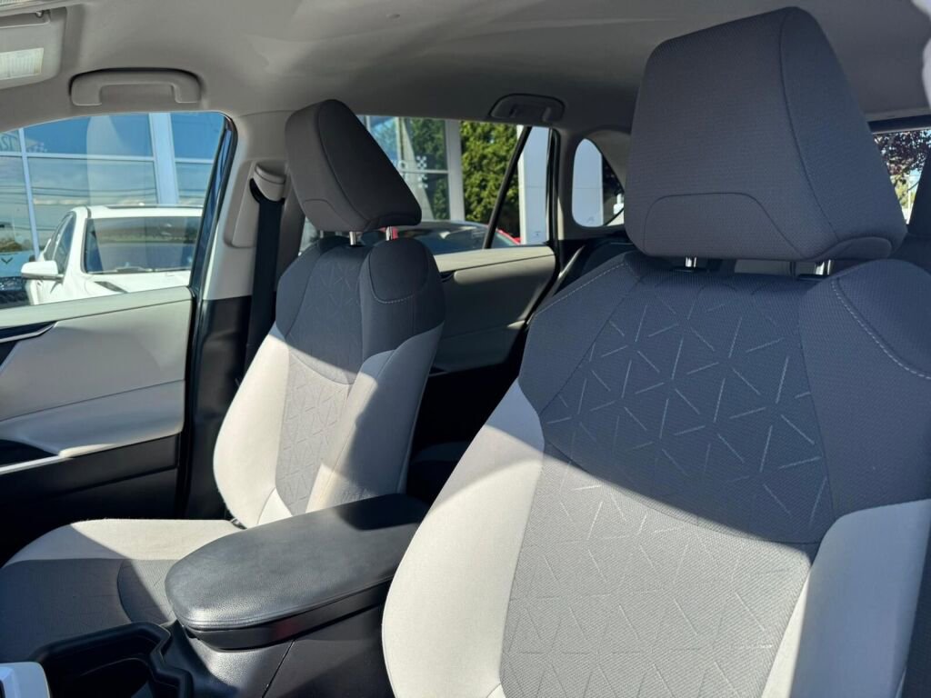 Used 2021 Toyota RAV4 XLE image 10