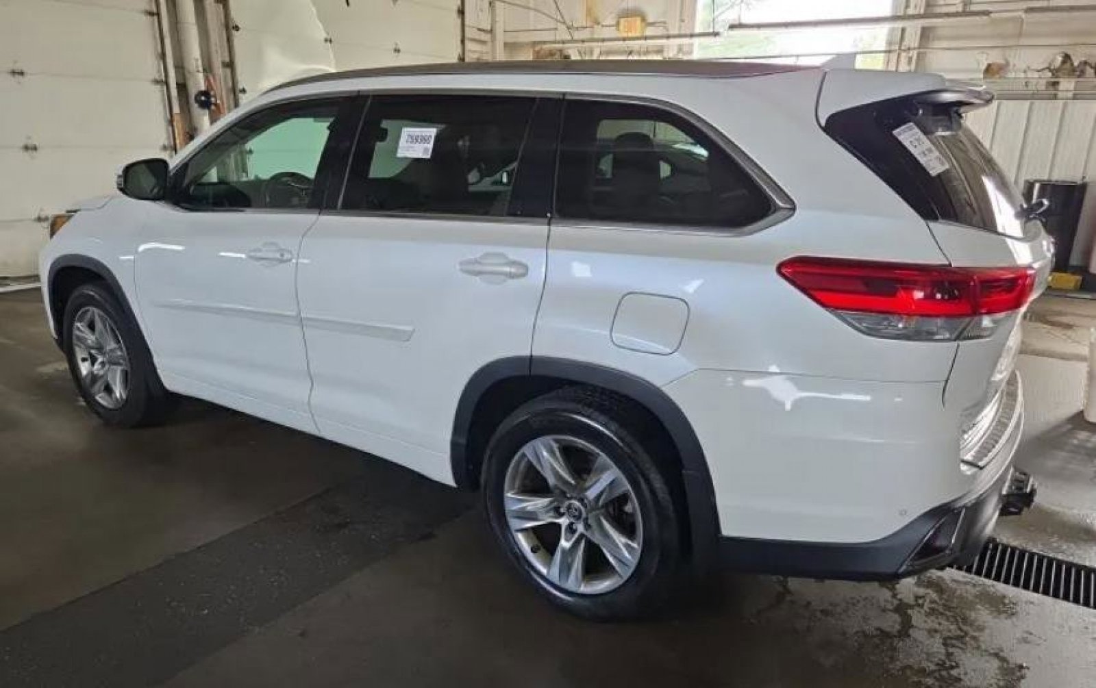Used 2018 Toyota Highlander Limited AWD/4WD image 2