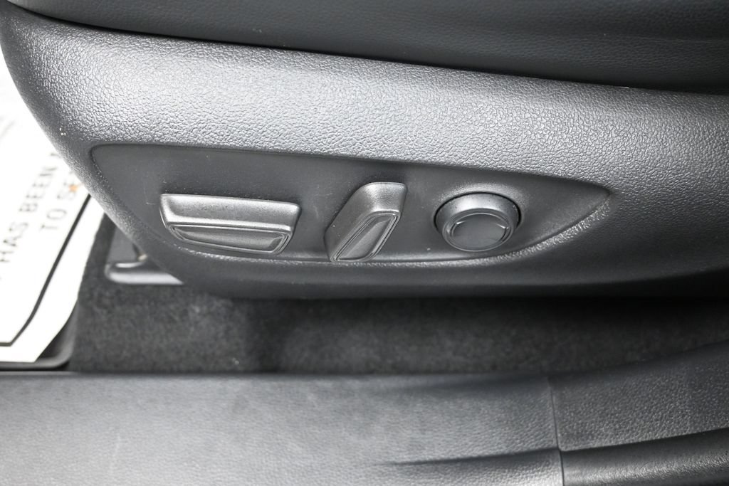 Used 2022 Toyota Highlander XLE AWD/4WD image 11