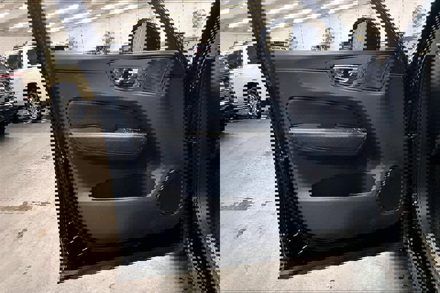 Used 2019 Volvo XC60 T8 Momentum w/ Advanced Package image 21