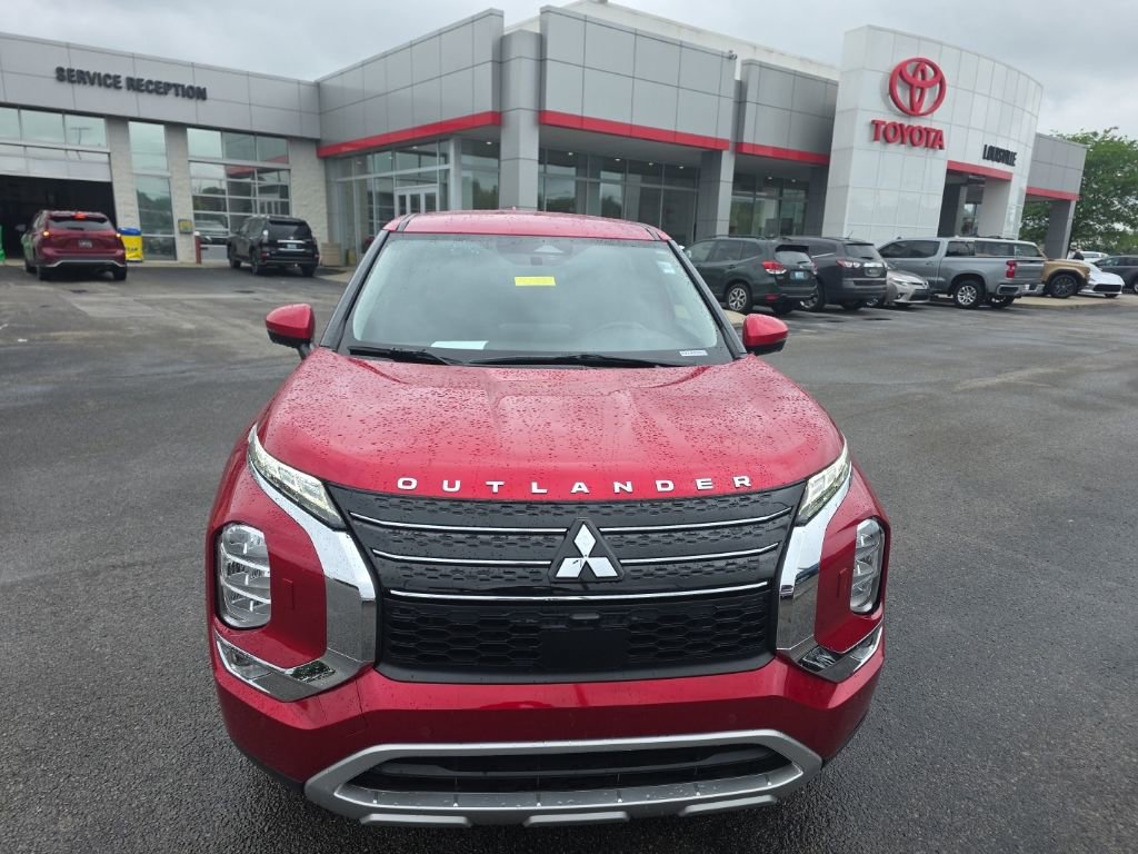 Used 2023 Mitsubishi Outlander SE AWD/4WD image 2