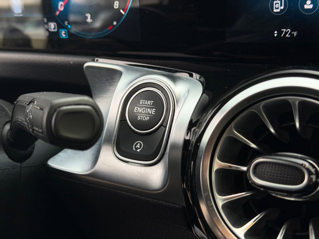 Used 2022 Mercedes-Benz GLB 250 4MATIC w/ Premium Package Lite image 31