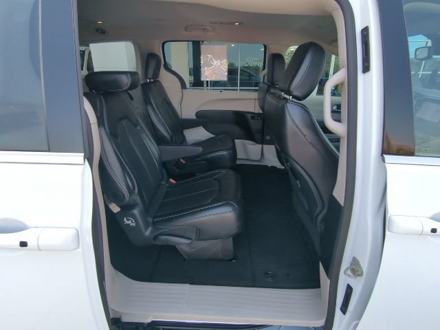Used 2024 Chrysler Pacifica Touring-L FWD image 18
