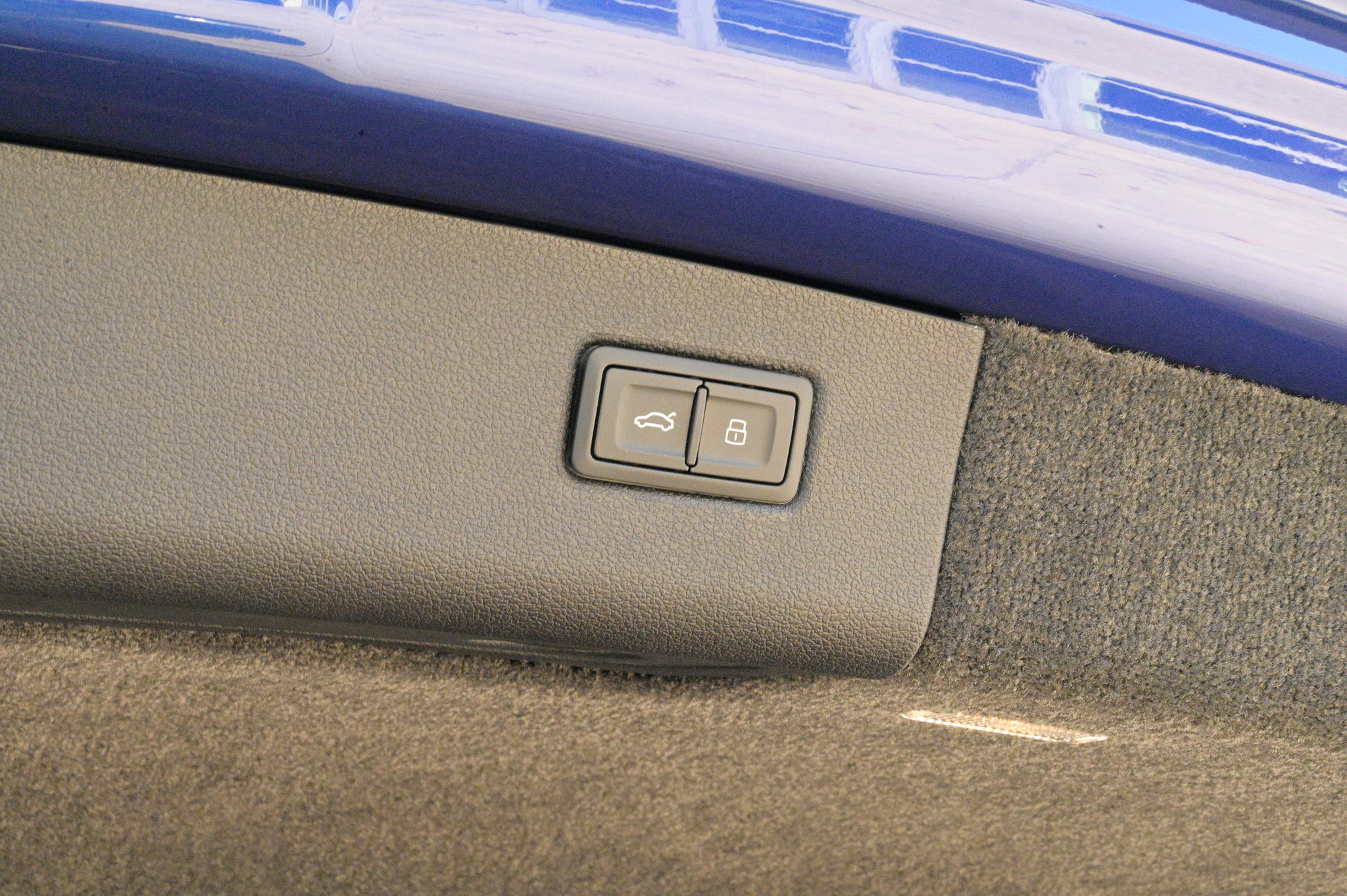 Used 2025 Bentley Bentayga image 45