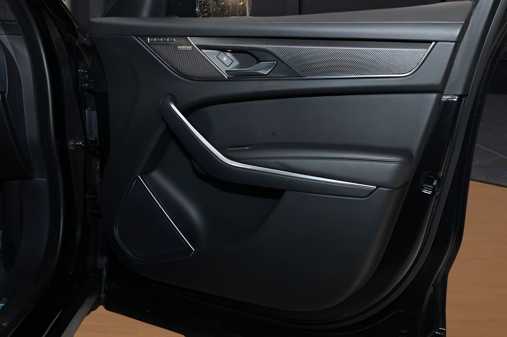 Used 2021 Jaguar F-PACE SVR image 19