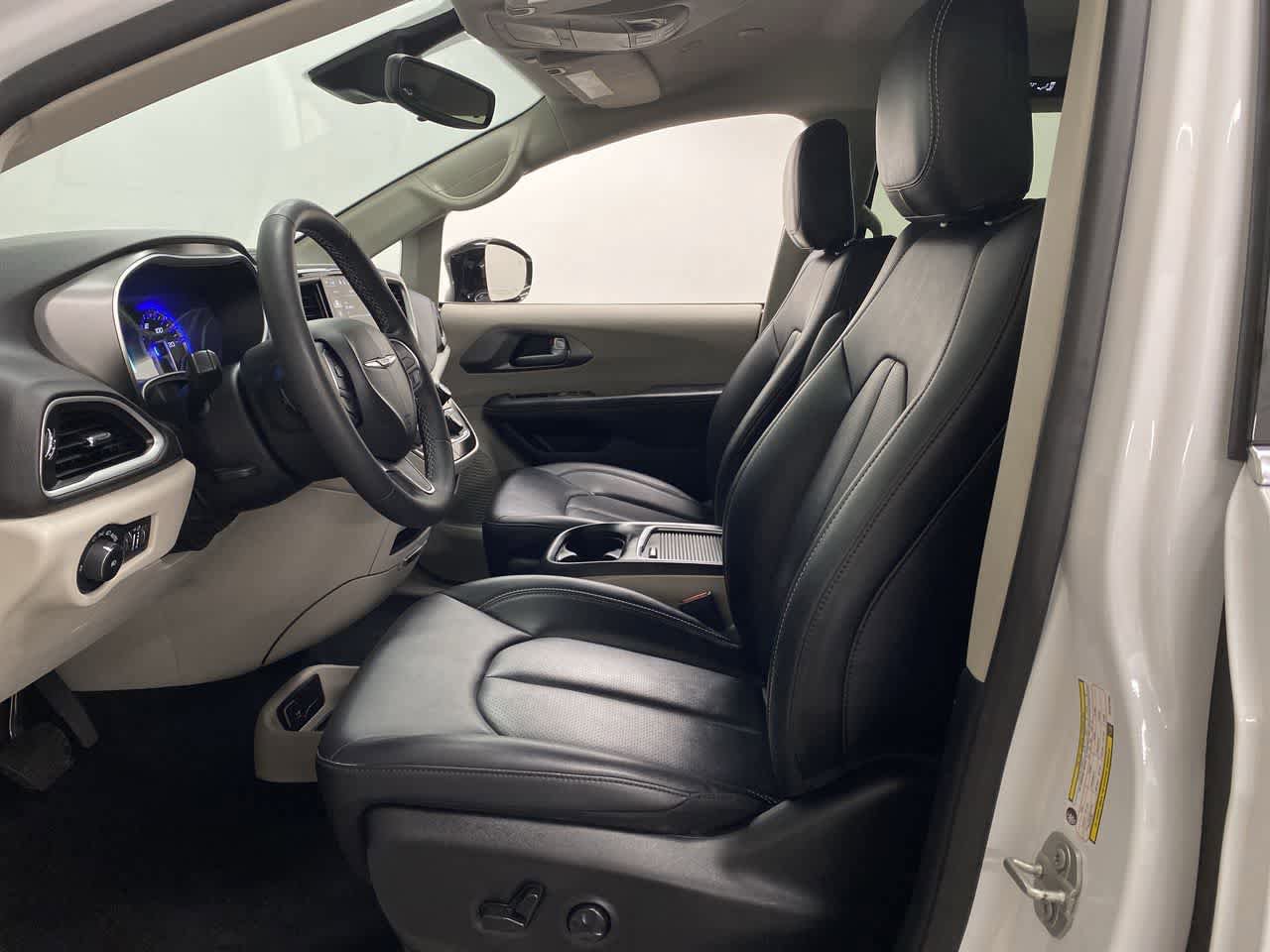 Used 2024 Chrysler Pacifica Touring-L FWD image 13