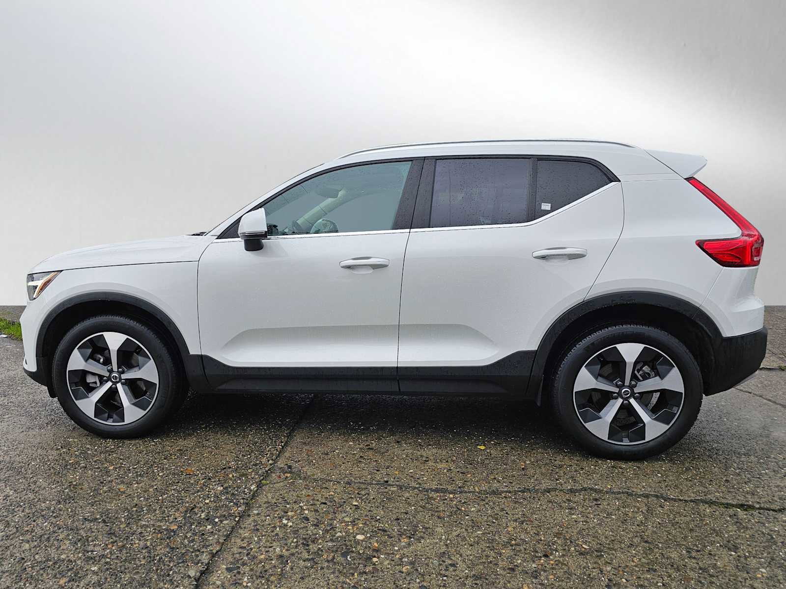 Certified 2025 Volvo XC40 B5 Core w/ Protection Package Premier image 6