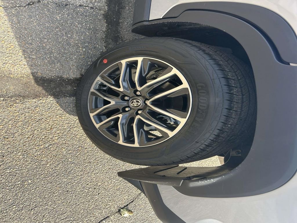 Used 2026 Toyota Corolla Cross XLE w/ Convenience Package image 15