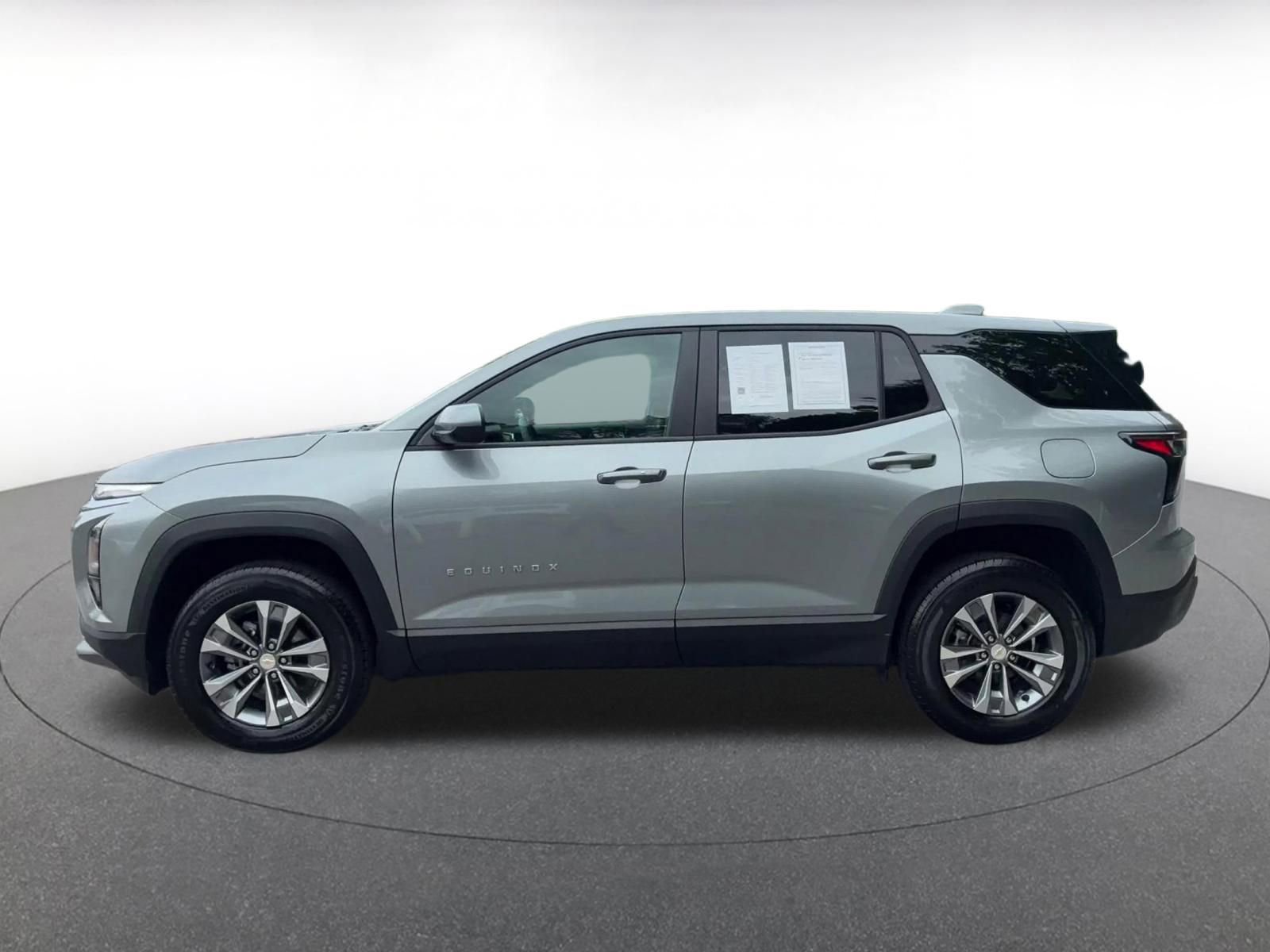 Used 2025 Chevrolet Equinox LT FWD image 9