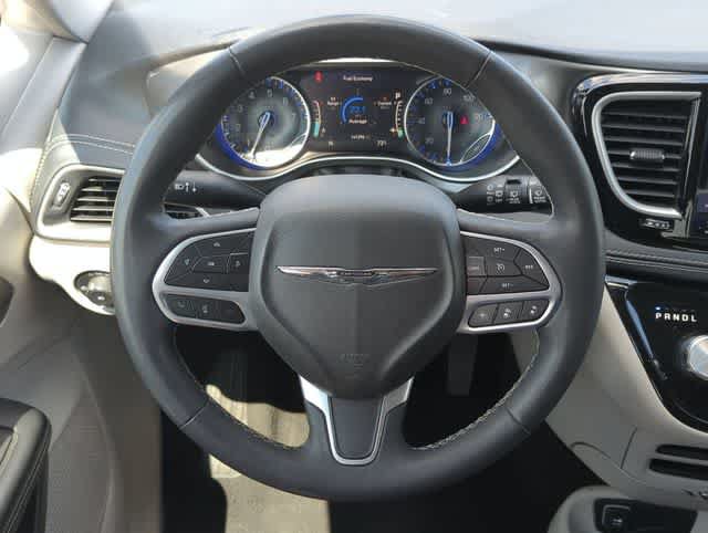 Used 2023 Chrysler Pacifica Touring-L FWD image 24