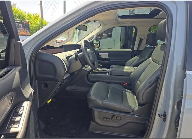 Used 2025 Ford Expedition Active RWD image 4