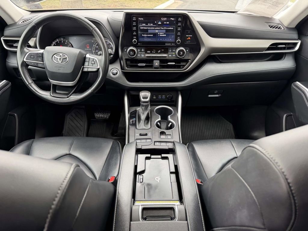 Used 2022 Toyota Highlander XLE image 2