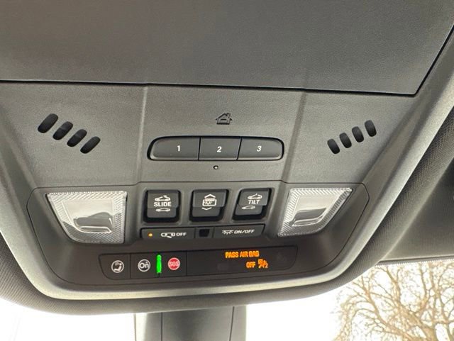 Used 2022 Buick Enclave Avenir w/ Avenir Technology Package AWD/4WD image 18
