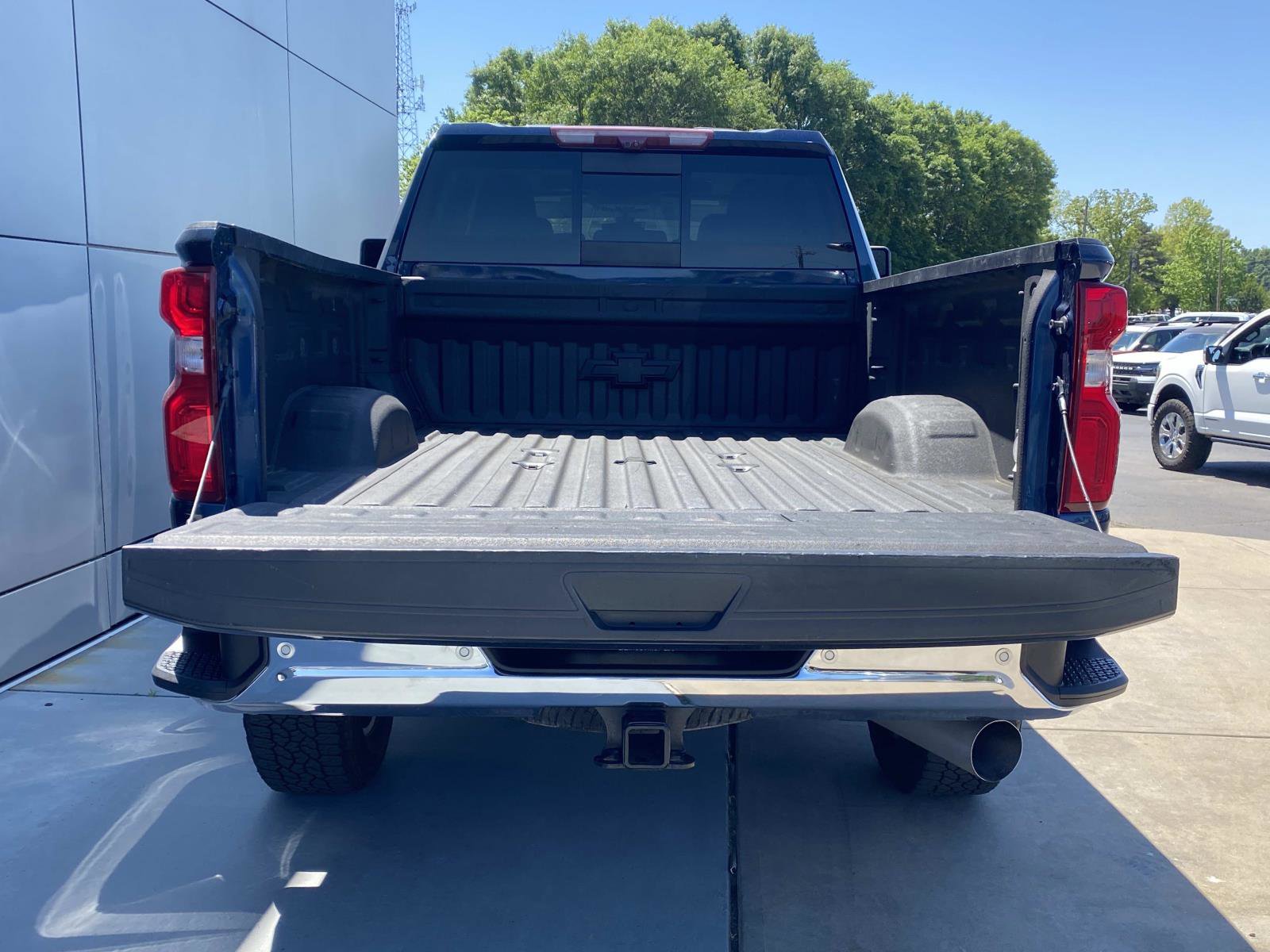 Used 2022 Chevrolet Silverado 2500 LTZ w/ LTZ Premium Package AWD/4WD image 8