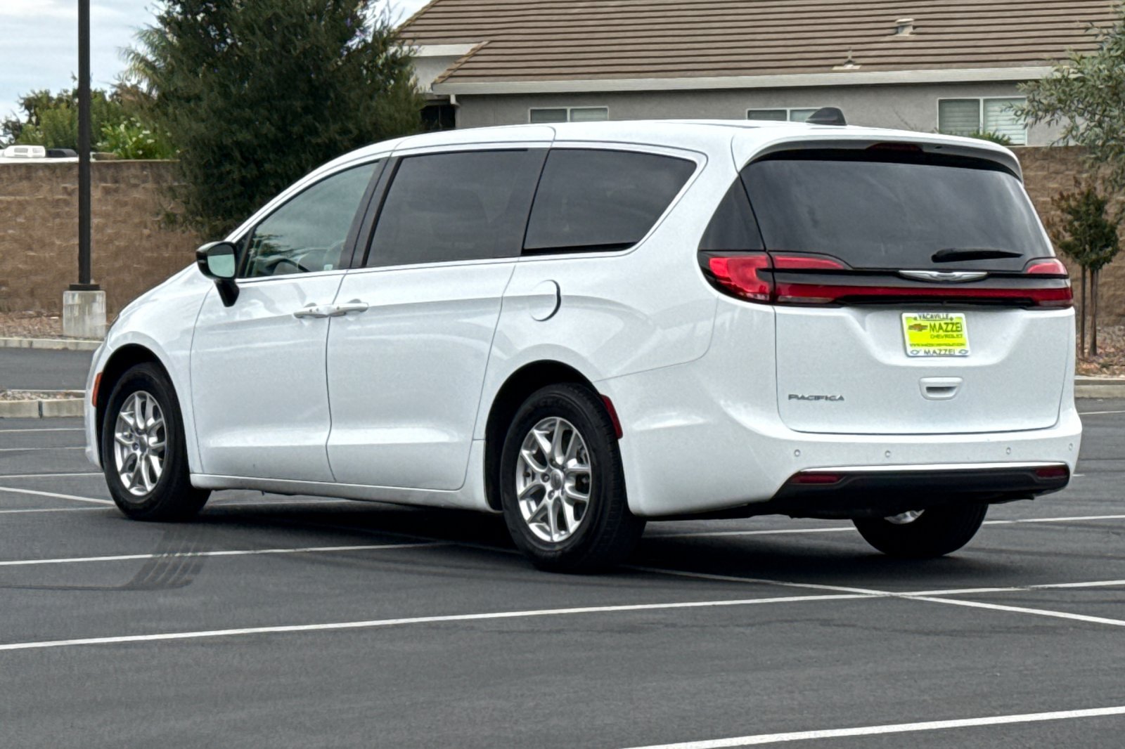 Used 2024 Chrysler Pacifica Touring-L FWD image 3
