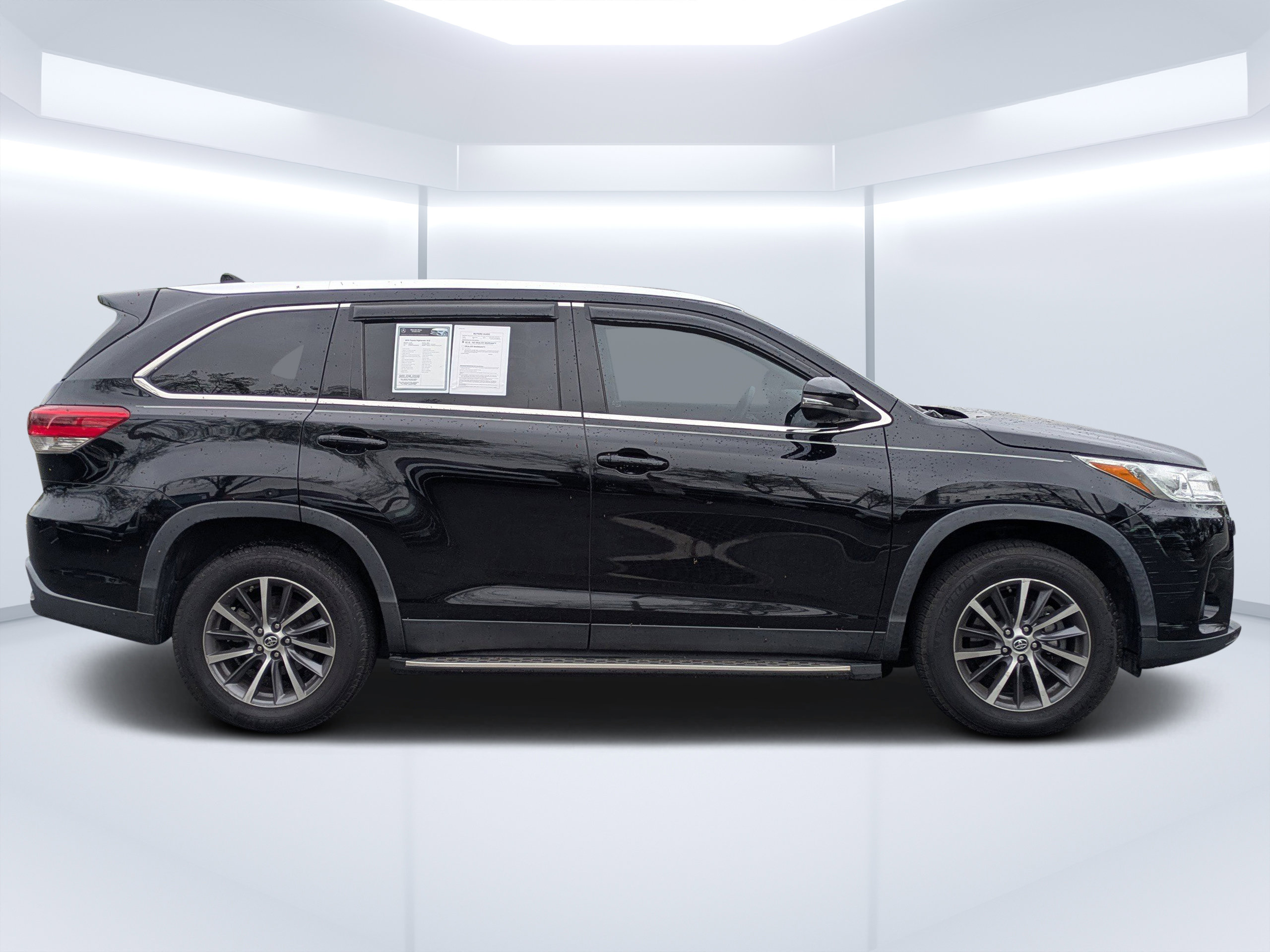 Used 2019 Toyota Highlander XLE image 2