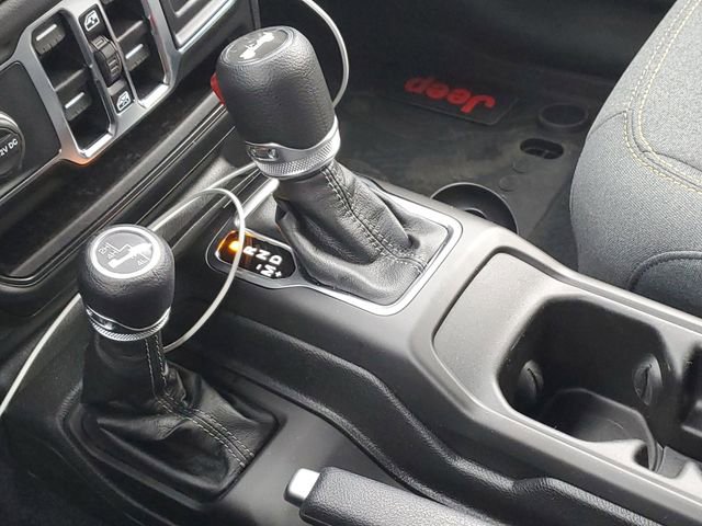 Used 2025 Jeep Wrangler Sahara AWD/4WD image 18