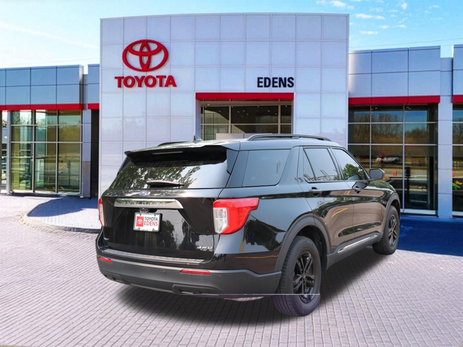 Used 2023 Ford Explorer XLT AWD/4WD image 3