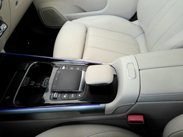 Used 2022 Mercedes-Benz EQB 300 4MATIC image 39