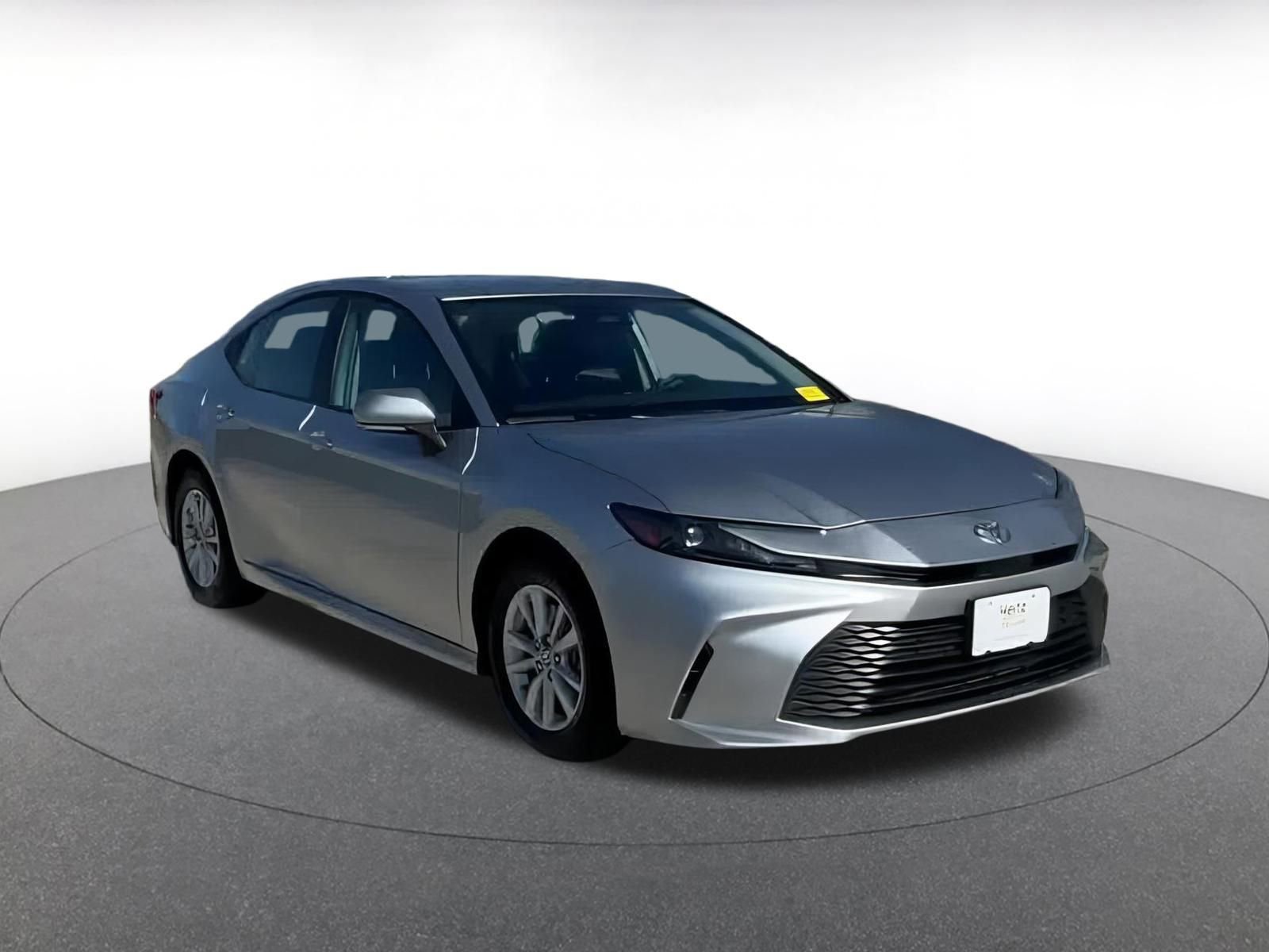 Used 2025 Toyota Camry LE image 3