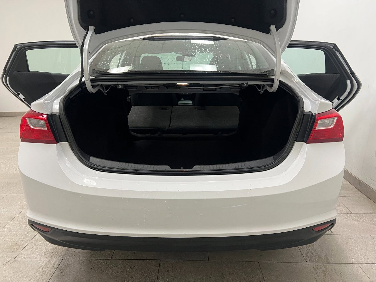 Used 2023 Chevrolet Malibu LT FWD image 19