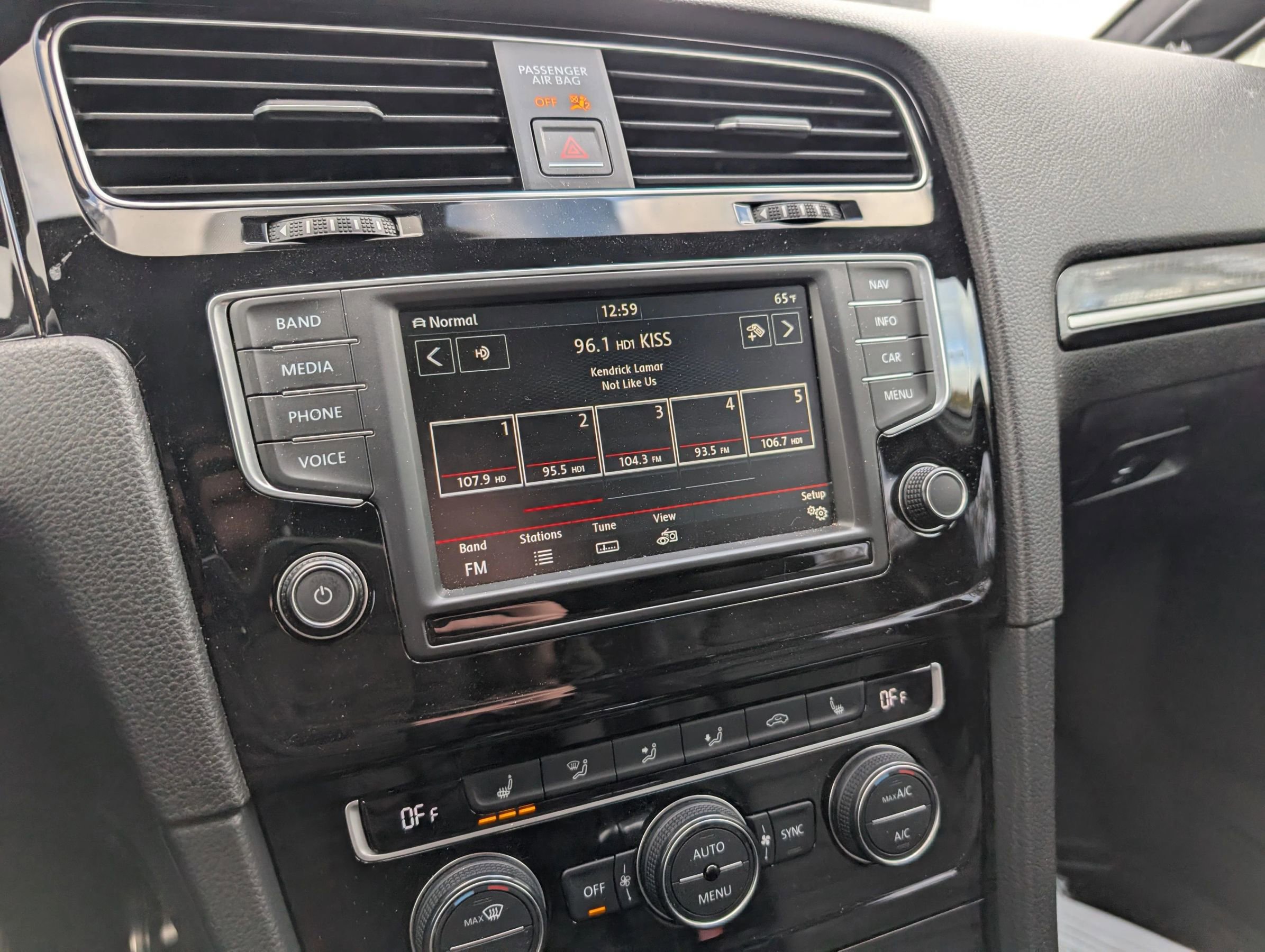 Used 2016 Volkswagen Golf 4-Door image 16